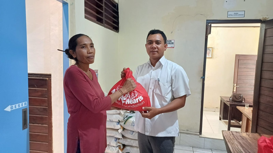 Pendistribusian Bantuan Sembako Yayasan Angel Heart di Desa Kukuh Kerambitan